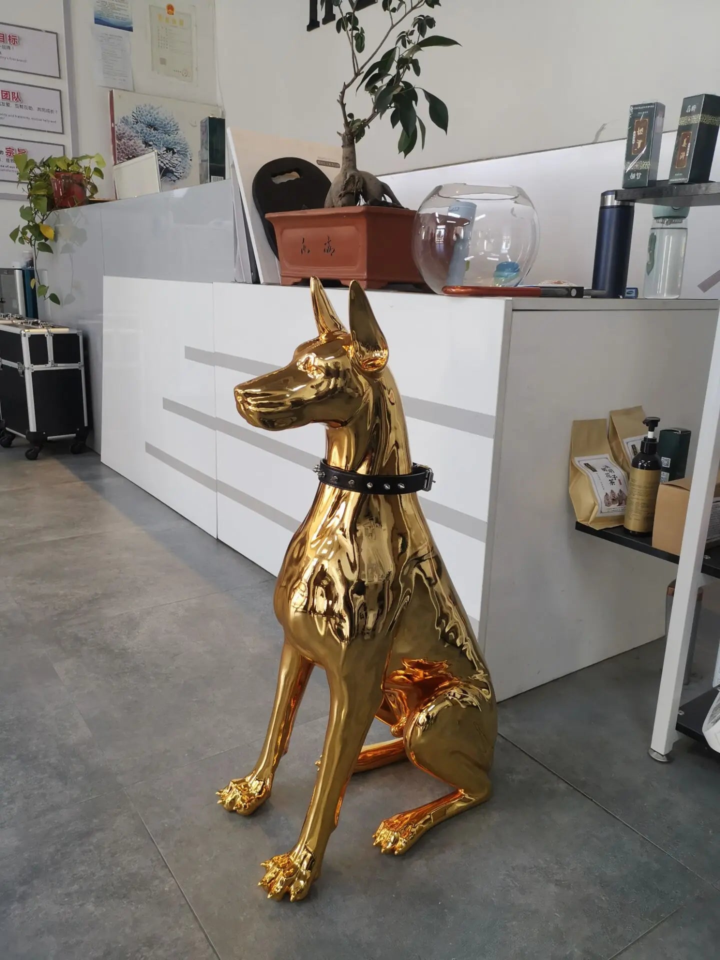 Majestic Doberman Dog Statue: Nordic-Inspired Resin Sculpture for Elegant Home Decor - Stunning Large Ornament for Living Room & Animal Figurine Collection!